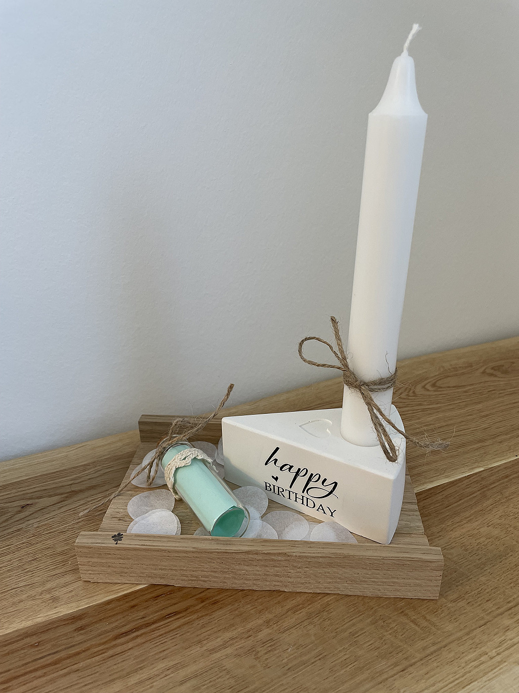 Kuchenstück auf Holz